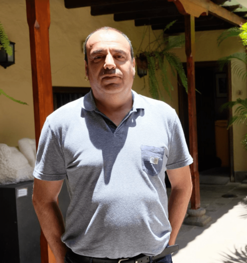 El poeta Pedro Flores posa en el patio de la Casa-Museo LeoÌn y Castillo de Telde / TA